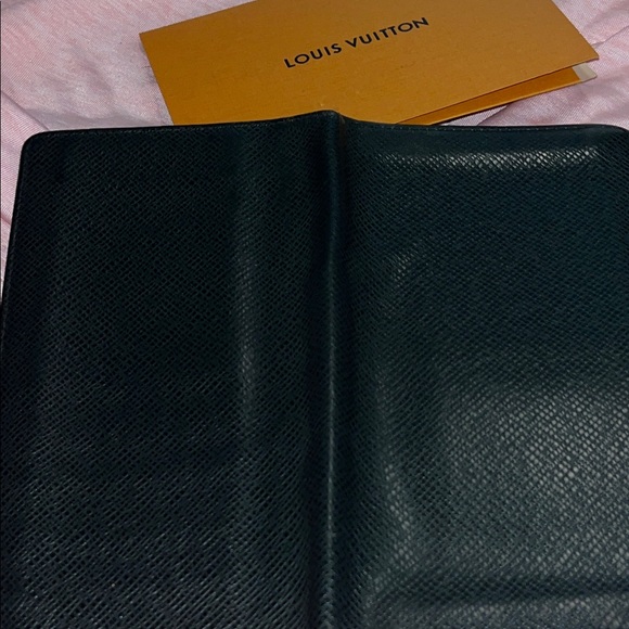 Louis Vuitton Elegant Black Leather Wallet - Picture 5 of 7